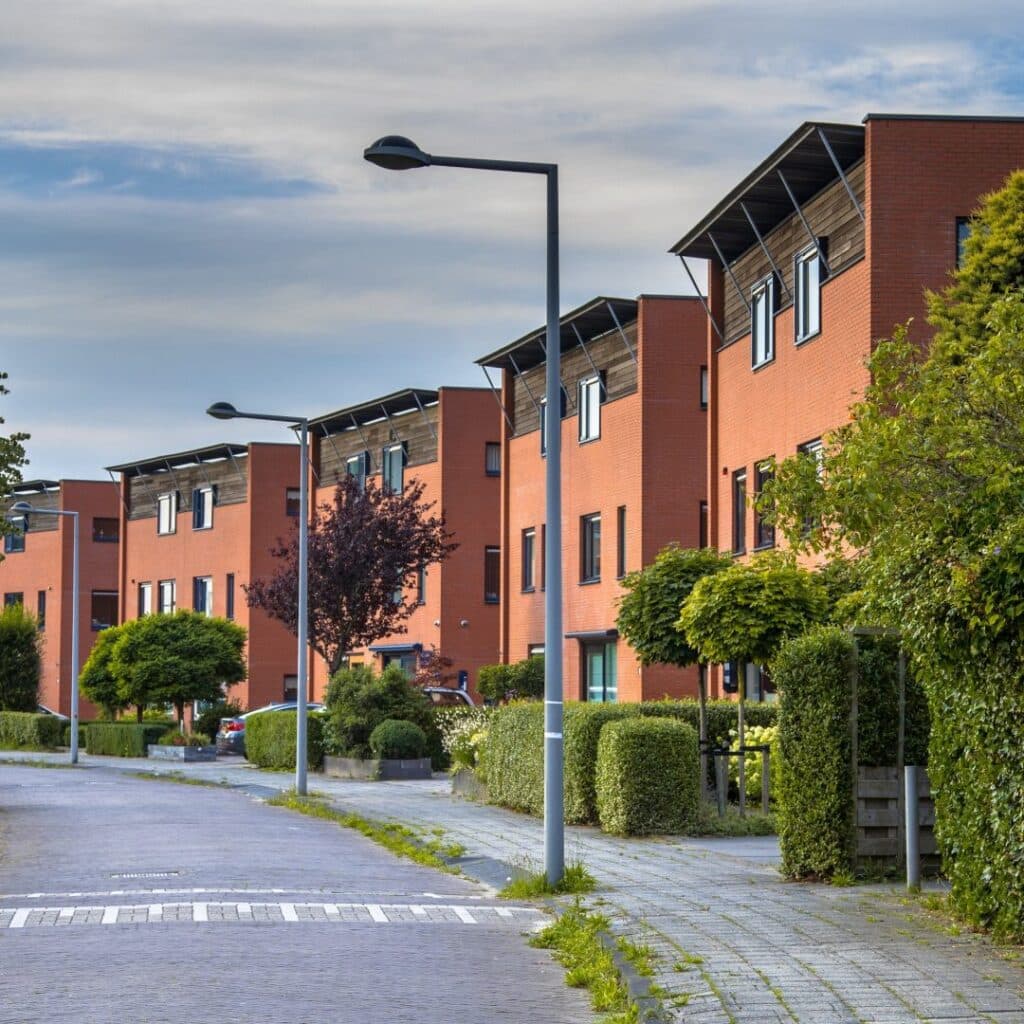Moderne Reihenhäuser in einer gepflegten Wohnsiedlung – präsentiert von der LBS Immobilien GmbH Süd, Ihrem Partner für Immobilien in der Region.
